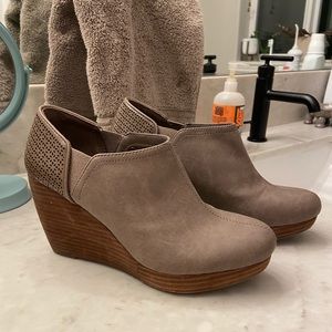 Dr. Scholl’s Wedges - Taupe